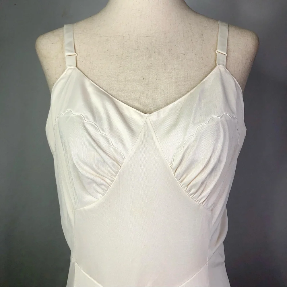 VINTAGE Aristocraft slip ivory scallop embroidery 38 tall bridal sissy grunge - Picture 2 of 8